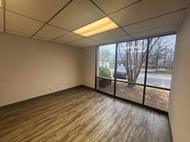 More Photos Of 1040 Thousand Oaks Blvd, Greenville Flex For Lease