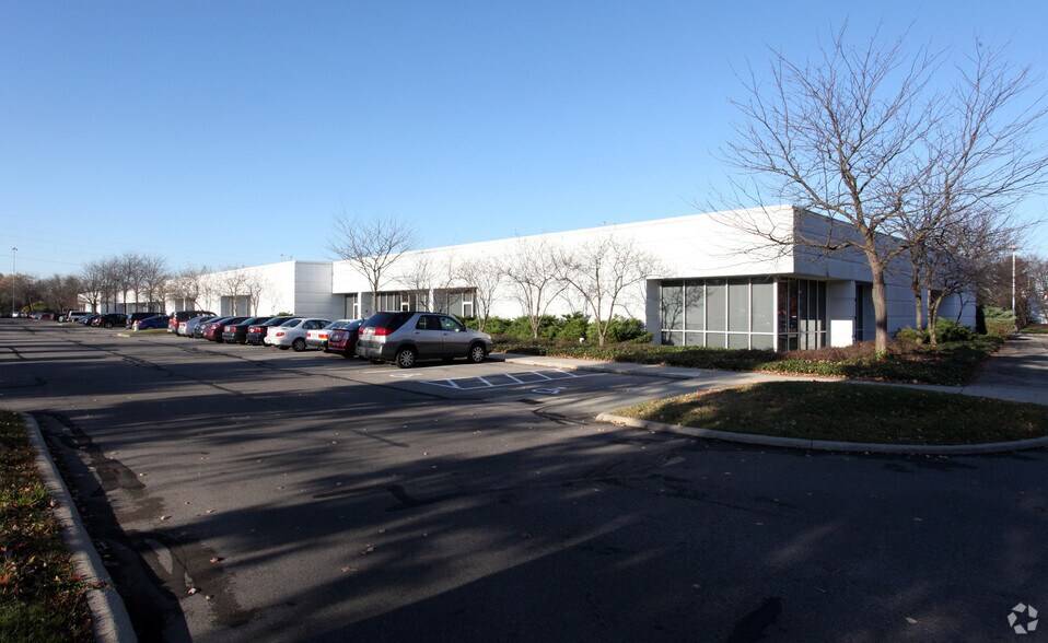 More Photos Of 975 Eastwind Dr, Westerville Light Distribution For Lease