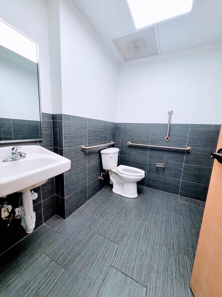 More Photos Of 4313 NW Cache Rd, Lawton Convenience Store For Lease