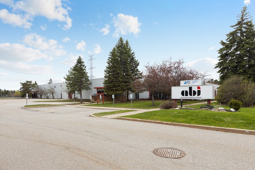 More Photos Of 2355 St Laurent Blvd, Ottawa Showroom For Sale