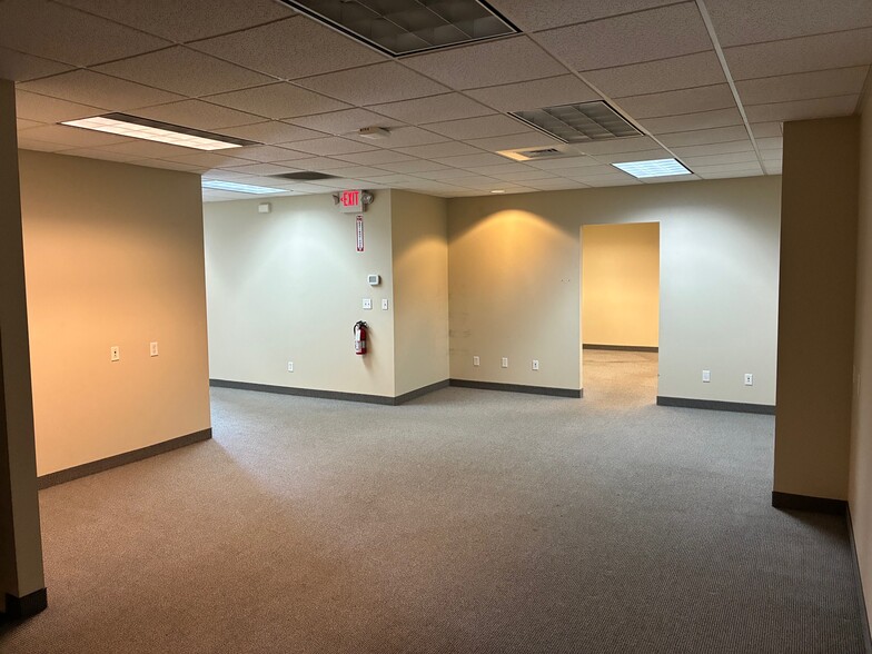 More Photos Of 160 S Turnpike Rd, Wallingford Light Distribution For Lease