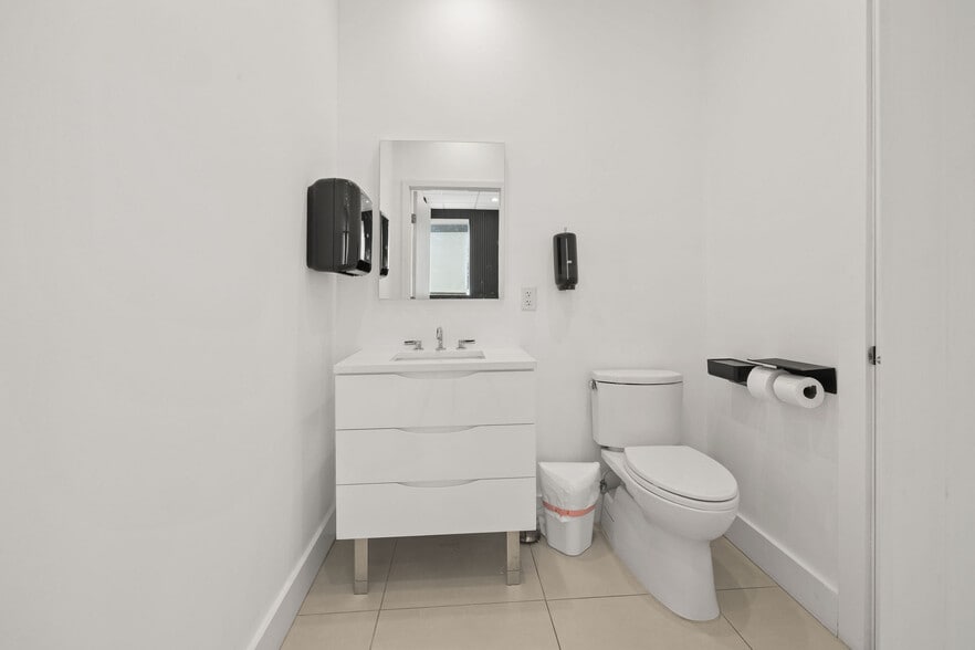 More Photos Of 335 Ne 61st St, Miami Flex For Lease