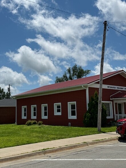 More Photos Of 203 W 2nd St S, Newton Office For Sale