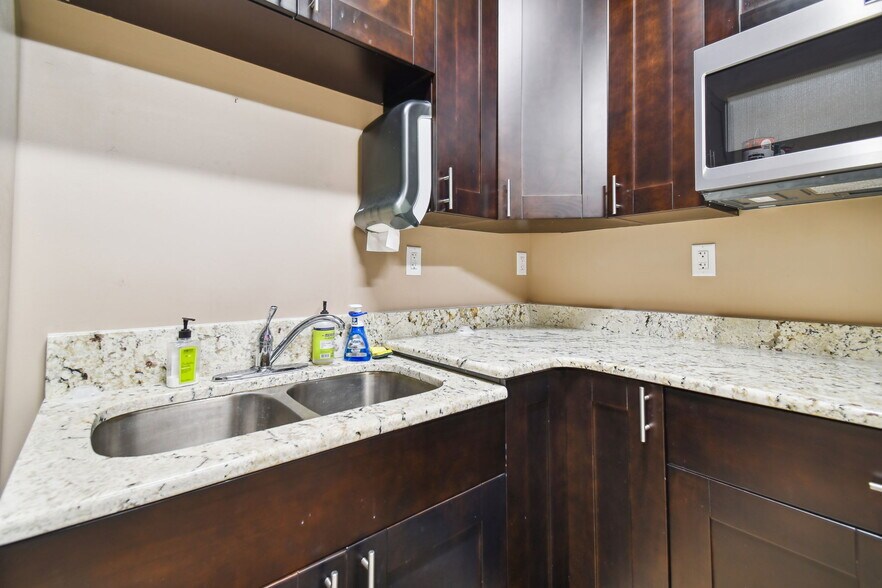 More Photos Of 6740 Crosswinds Dr, Saint Petersburg Coworking Space