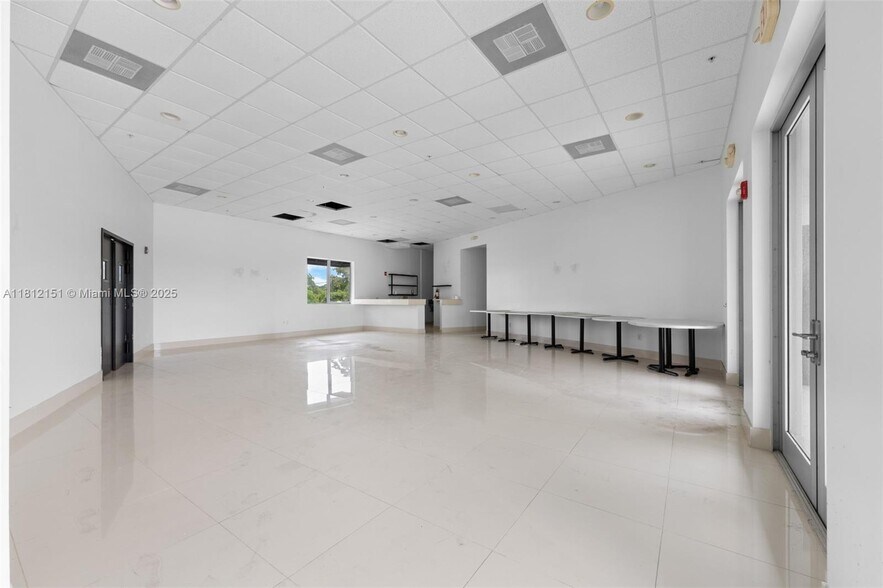 More Photos Of 2500 Wilton Dr, Wilton Manors Freestanding For Sale