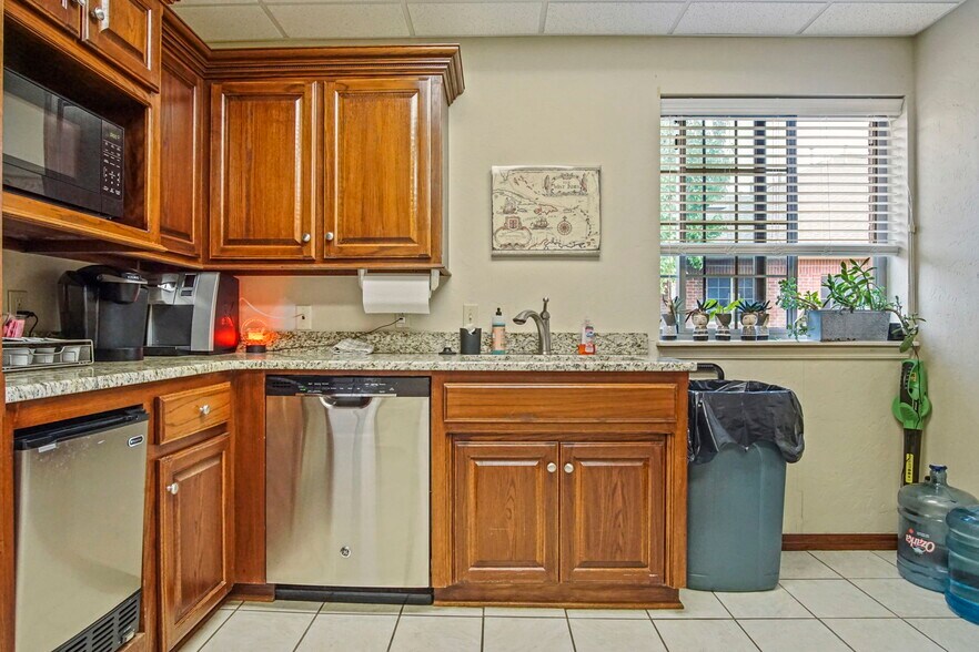 More Photos Of 1006 24th Ave NW, Norman Office For Sale