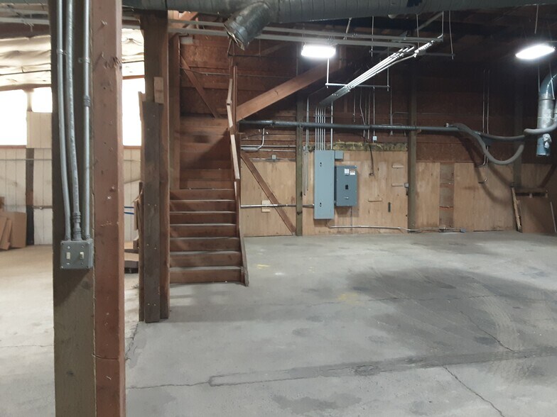 More Photos Of 3415-1/2 N Huetter Rd, Coeur d'Alene Manufacturing For Lease