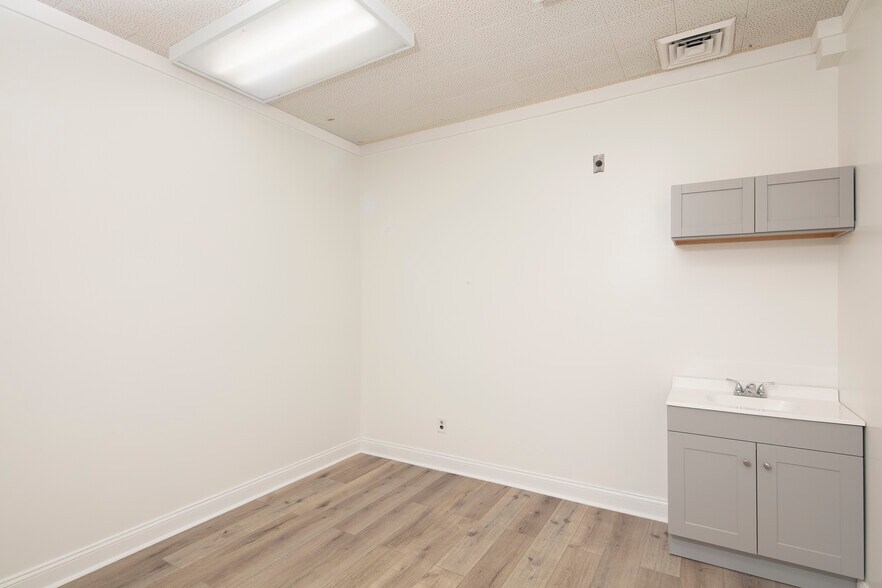More Photos Of 308 W Lexington Ave, Winchester Office For Sale