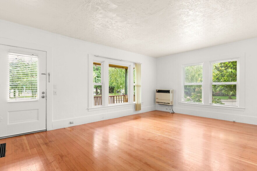 More Photos Of 501 NE 3rd St, Gresham Flex For Lease