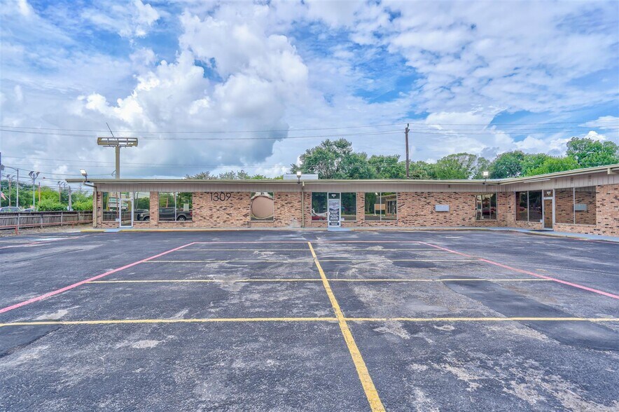 More Photos Of 1301-1309 Sandy Ln, Baytown General Retail For Sale