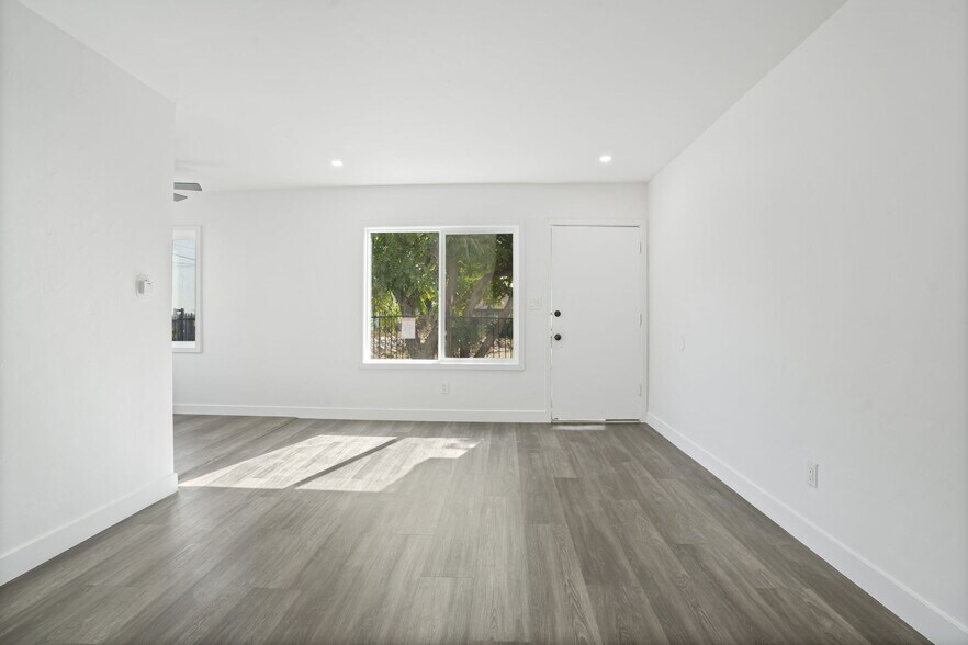 More Photos Of 925 W 84th St, Los Angeles Apartments For Sale