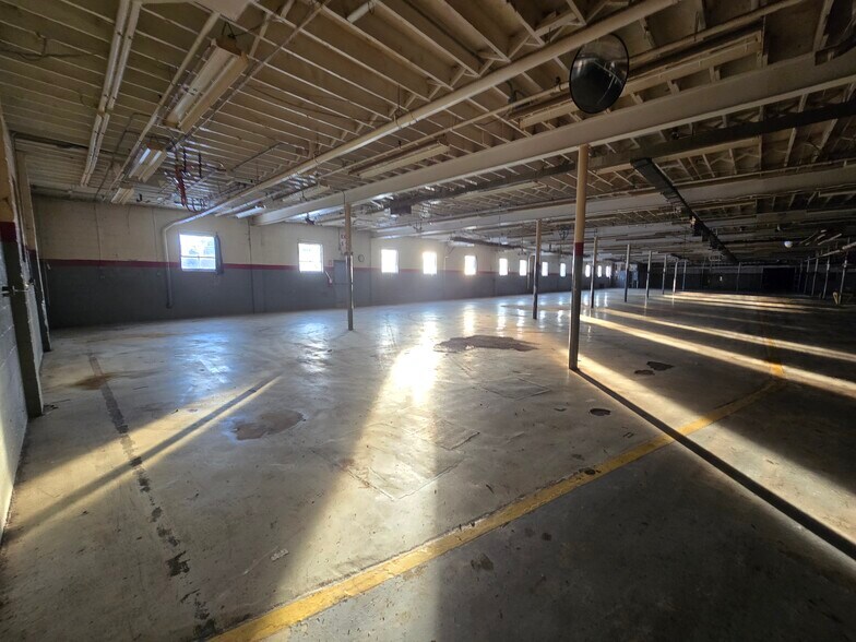 More Photos Of 401 E 5th St, Pinconning Distribution For Sale