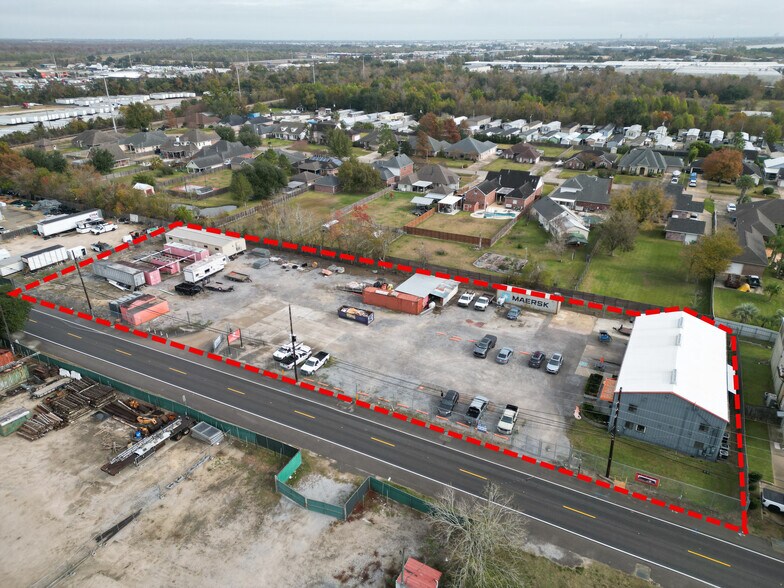 More Photos Of 326 Almedia Rd, Saint Rose Warehouse For Lease
