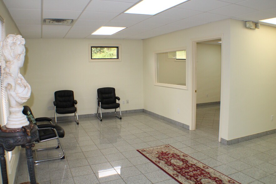 More Photos Of 1637 N Eastman Rd, Kingsport Office For Lease