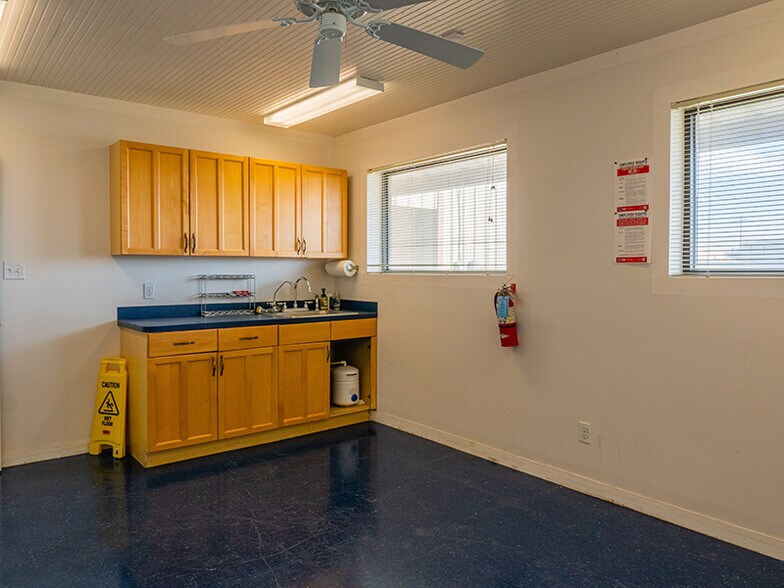More Photos Of 108 McNutt Rd, Hutto Warehouse For Lease