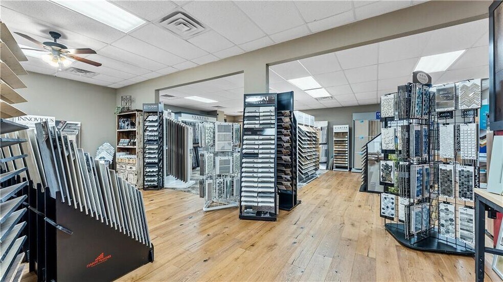 More Photos Of 201-229 Lee Town Rd, Pea Ridge Storefront For Sale