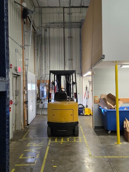 More Photos Of 44 Washington St, Auburn Auto Repair For Lease