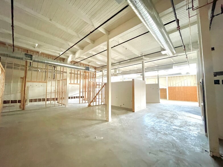 More Photos Of 2520 Santa Monica Blvd, Santa Monica Storefront For Lease