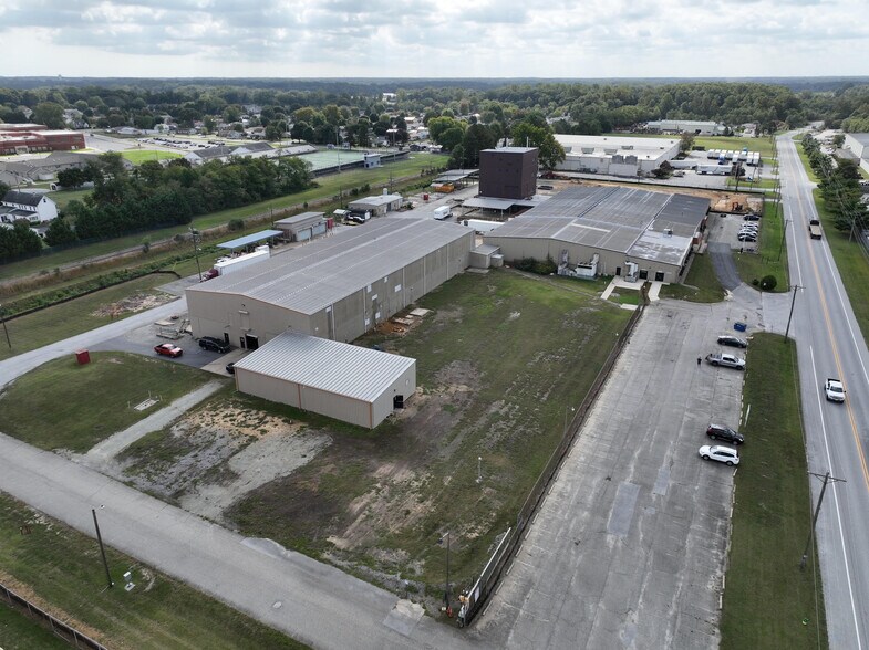 More Photos Of 701-703 Industrial Dr, Middletown Manufacturing For Lease