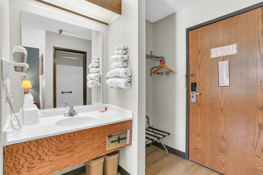 More Photos Of 630 W Main St, El Paso Hotel For Sale