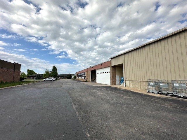 More Photos Of 2315 W Altorfer Dr, Peoria Warehouse For Sale