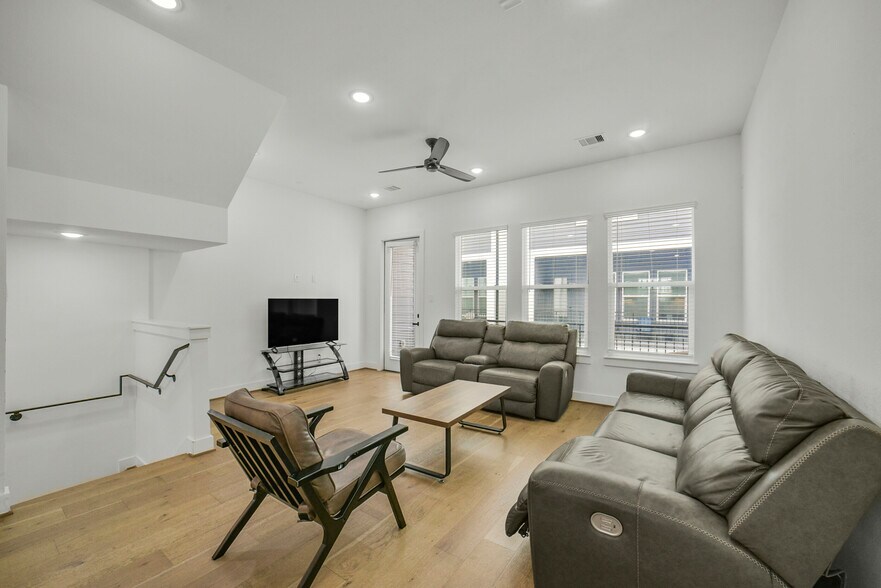 More Photos Of 316 Thornton Rd, Houston Apartments For Sale