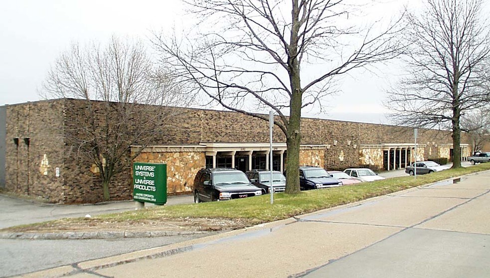 More Photos Of 2022-2052 Congressional Dr, Maryland Heights Manufacturing For Lease