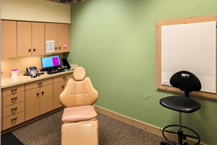 More Photos Of 200 W Wilshire Blvd, Roswell Medical For Sale