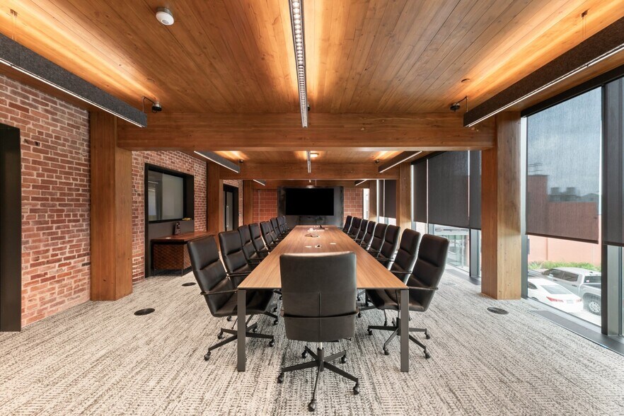 More Photos Of 1305 E Houston St, San Antonio Office For Lease