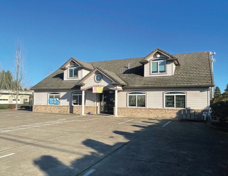 More Photos Of 2053 Laura St, Springfield Showroom For Lease