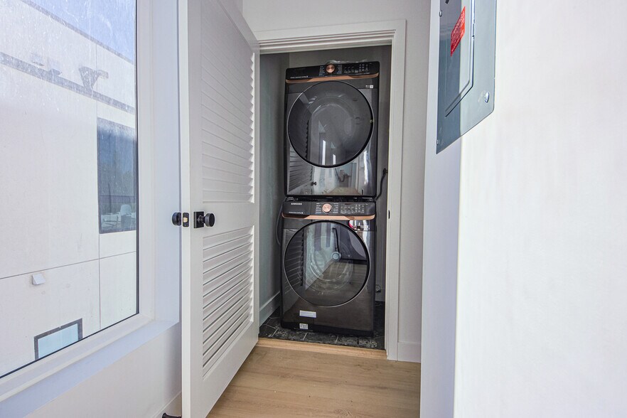 More Photos Of 6401 Odessa Ave, Lake Balboa Multifamily For Sale