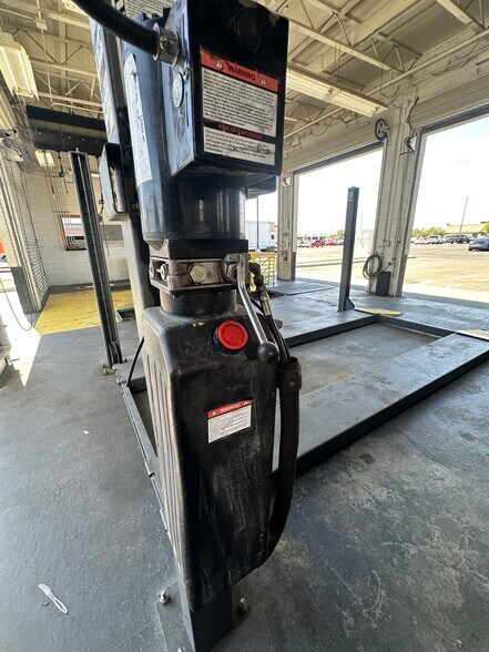 More Photos Of 10380 N 91st Ave, Peoria Auto Repair For Lease