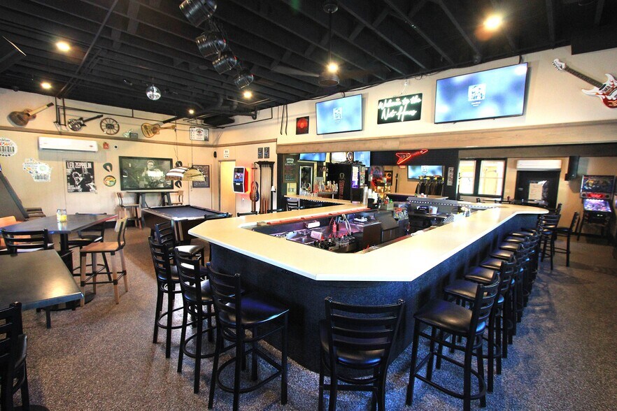More Photos Of W3239 Dundas Rd, Kaukauna Bar For Sale