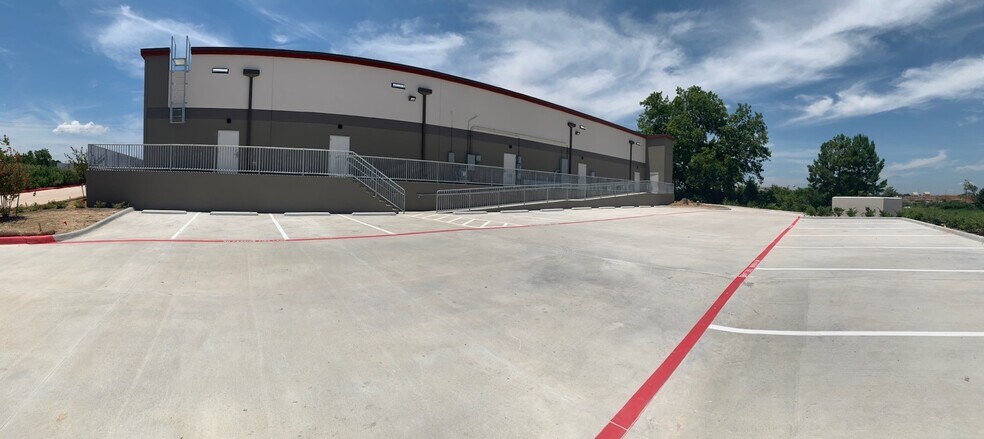 More Photos Of 19970 Eva St, Montgomery Freestanding For Lease