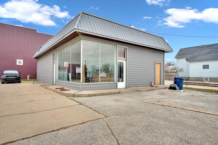 Primary Photo Of 200 Salzburg Ave, Bay City Freestanding For Lease