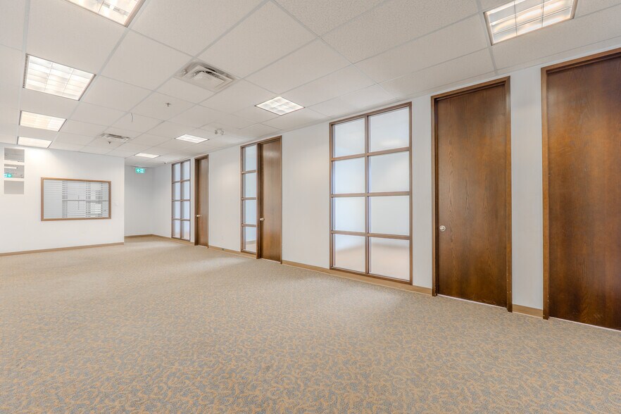 More Photos Of 3370-3418 Boul Industriel, Laval Light Distribution For Lease