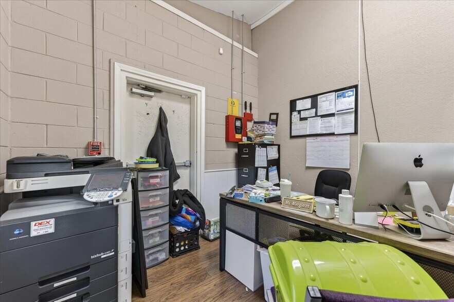 More Photos Of 100 Duggan Ave, Crestview Specialty For Sale