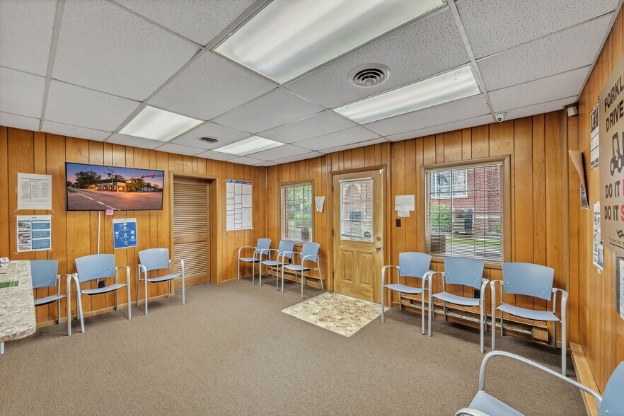 More Photos Of 600-604 W Washington St, Suffolk Storefront Retail Office For Sale