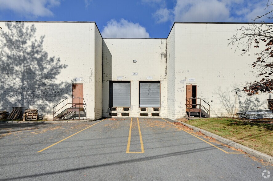 More Photos Of 190 Veterans Dr, Northvale Distribution For Lease