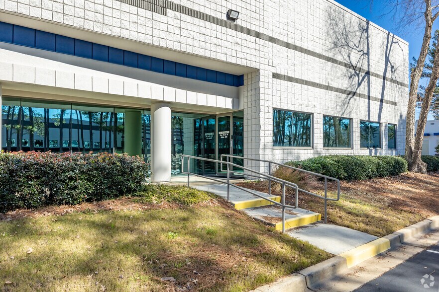 More Photos Of 400 Tradeport Blvd, Atlanta Unknown For Lease