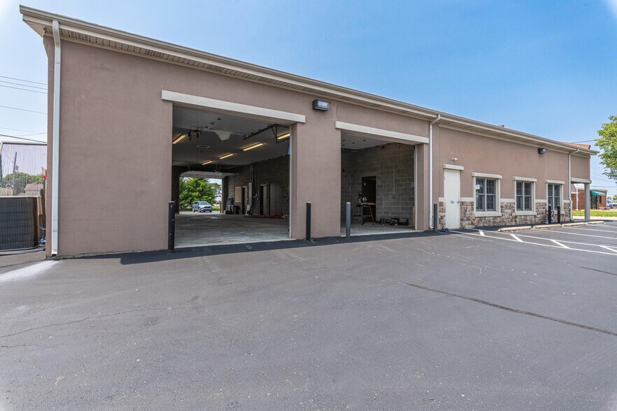 More Photos Of 869 W 2nd St, Xenia Showroom For Lease