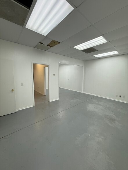 More Photos Of 1748 Independence Blvd, Sarasota Light Manufacturing For Lease