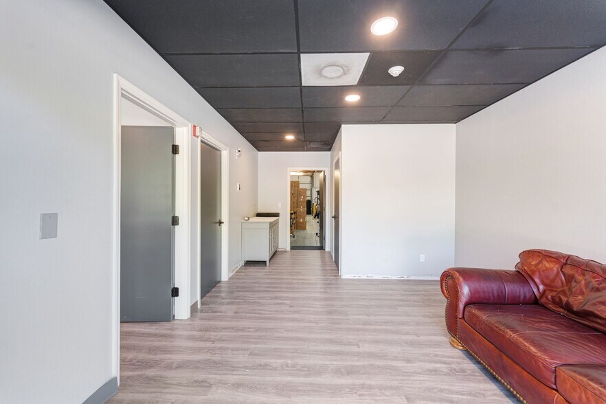 More Photos Of 2427 Porter Lake Dr, Sarasota Flex For Sale