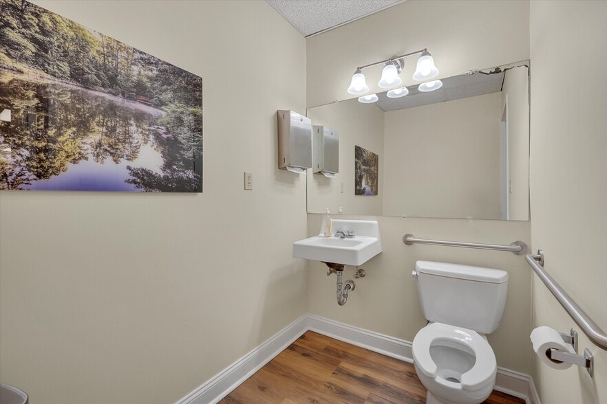 More Photos Of 1904 Front St, Durham Medical For Lease