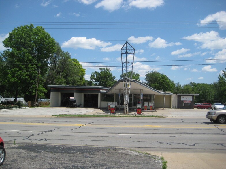 More Photos Of 8139 Metcalf Ave, Overland Park Service Station For Lease