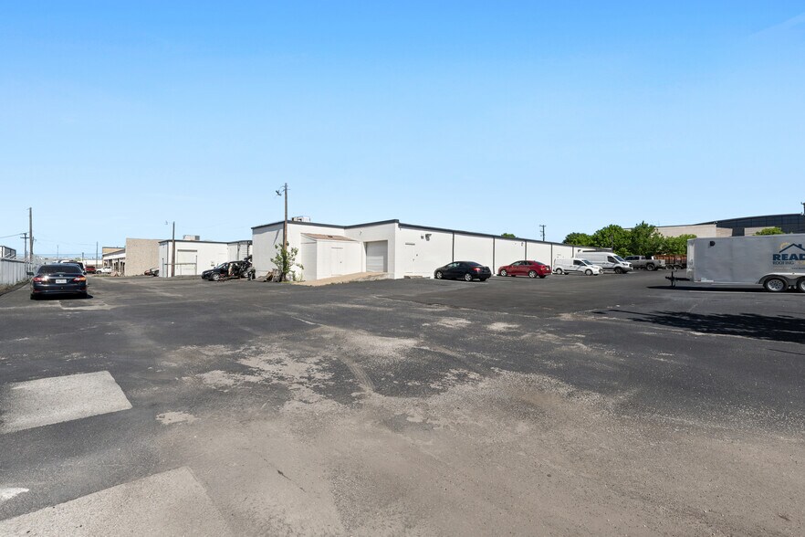 More Photos Of 4200-4202 Wiley Post Rd, Addison Warehouse For Lease