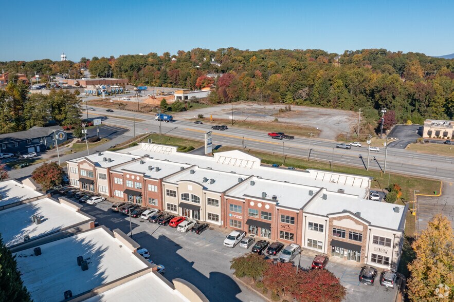 More Photos Of 955 W Wade Hampton Blvd, Greer Office For Lease