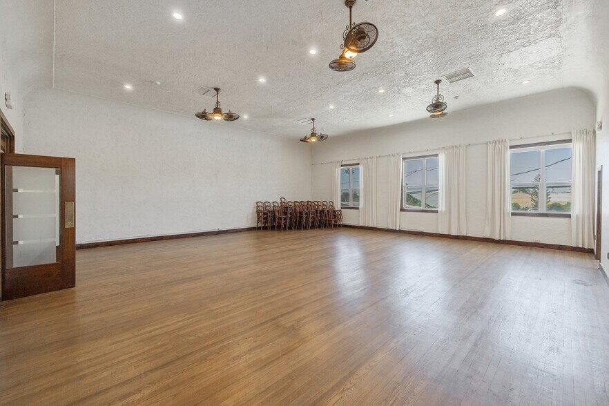 More Photos Of 128 S E St, Exeter Storefront For Sale