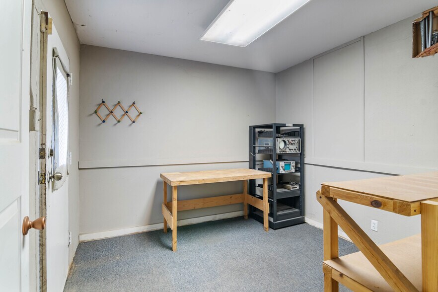 More Photos Of 4064 N Panam Expy, San Antonio Light Distribution For Sale