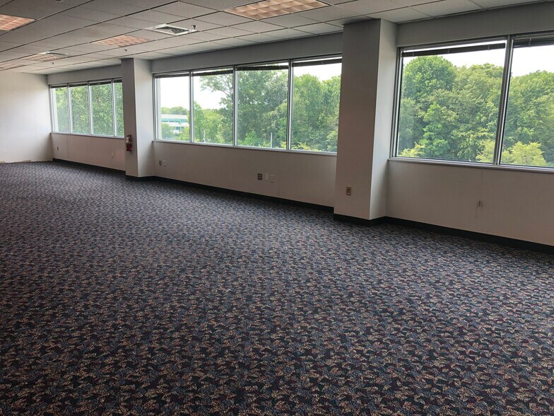 More Photos Of 100 Commerce Dr, Newark Office For Lease